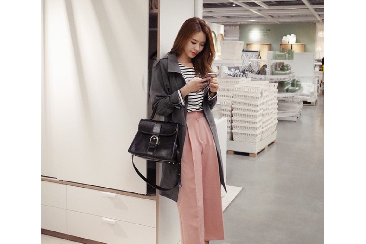 Quần ống rộng cùng áo dạ dài tạo phong cách nữ tính