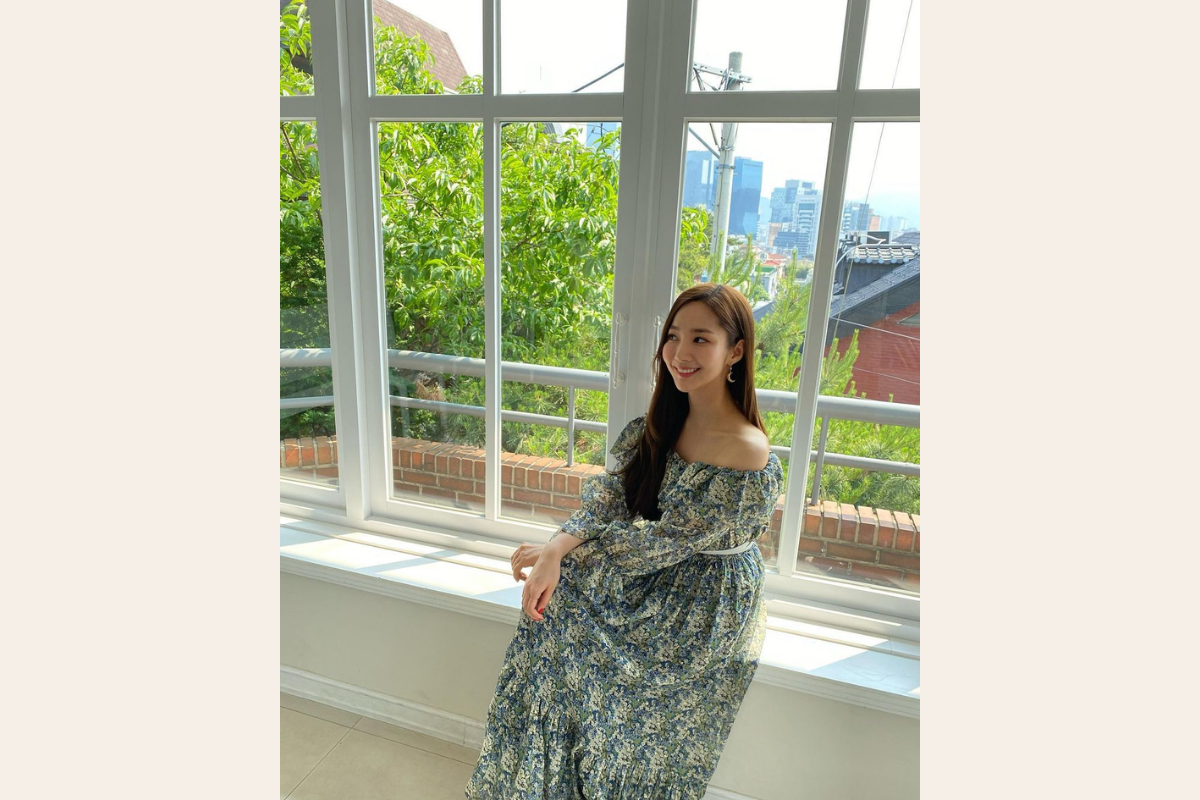 Park Min Young diện chiếc đầm trễ vai họa tiết hoa nhí xanh mát