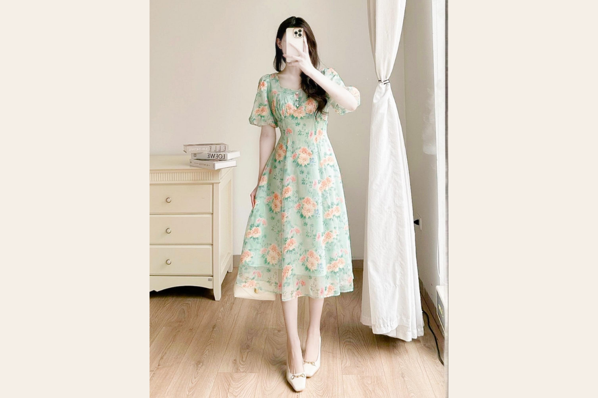 Phong cách đi biển với váy hoa cổ vuông tay bồng